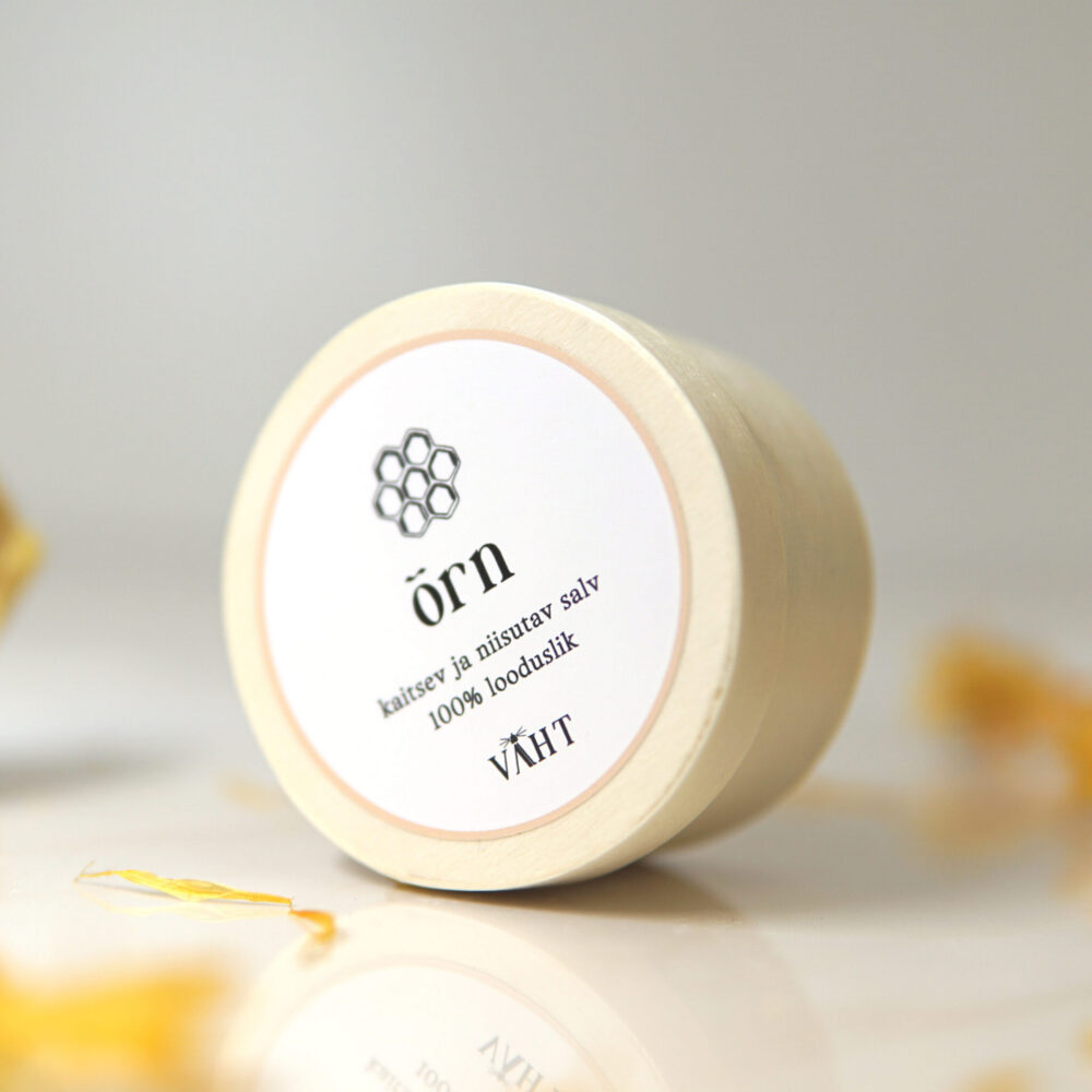 Tahke salv puitkarbis. Elegantne ümmargune väike puidust karp.