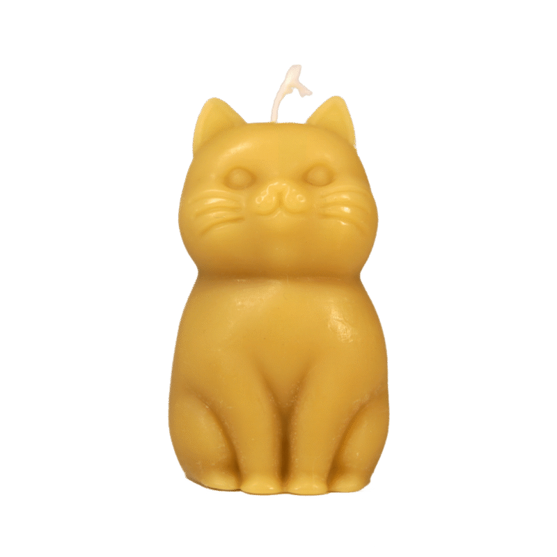 Mesilasvahast küünal kassikujuline. Kassiküünal.