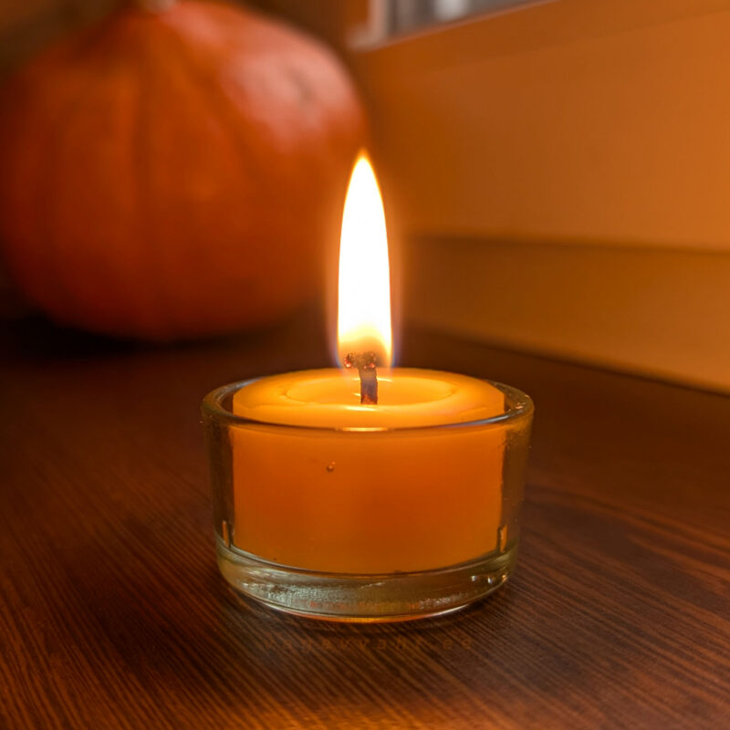 põlev mesilasvahast teeküünal