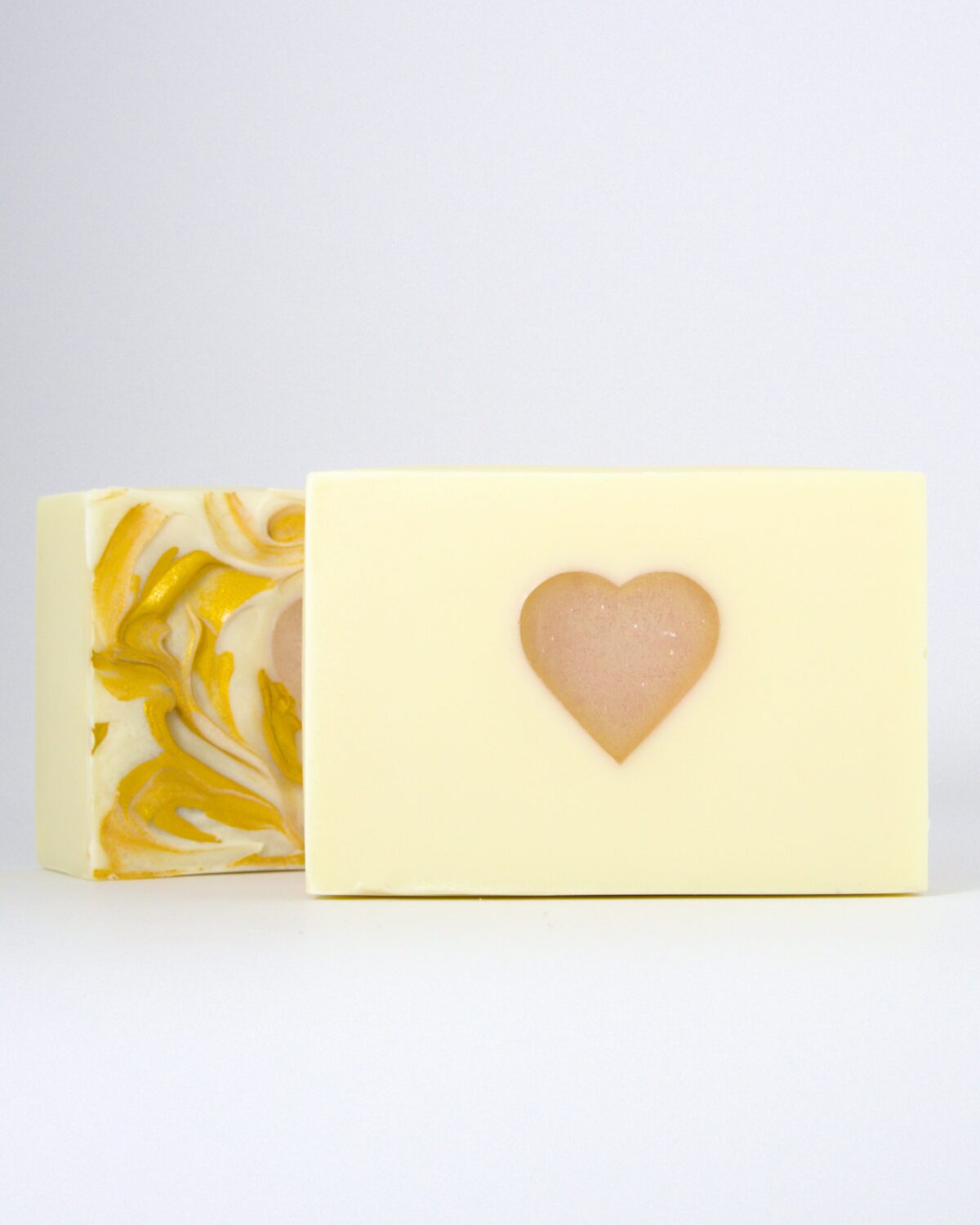 Roosilõhnaline valge seep läbipaistva südamega.