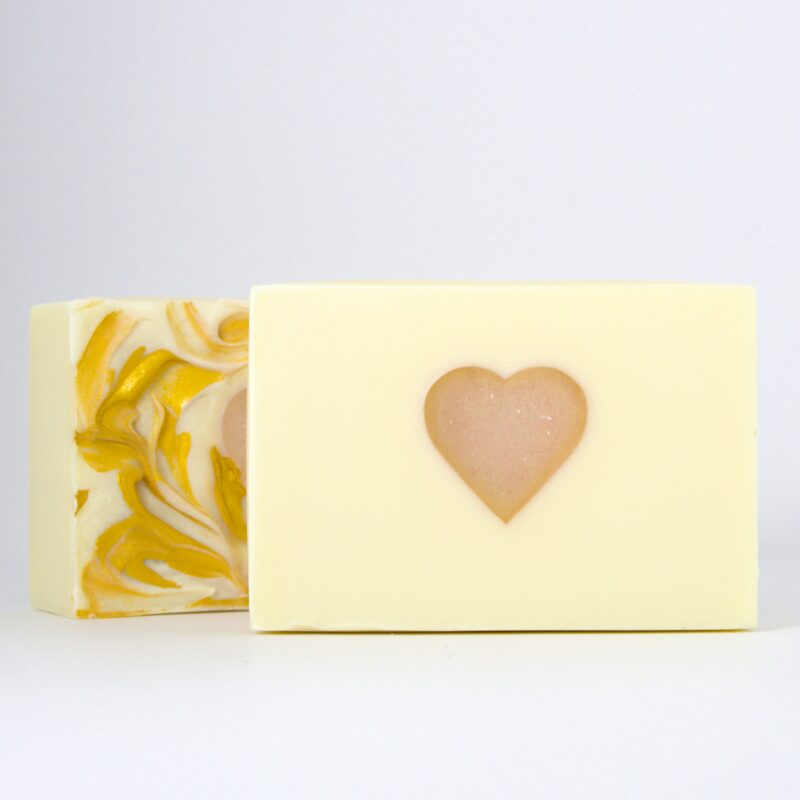 Roosilõhnaline valge seep läbipaistva südamega.